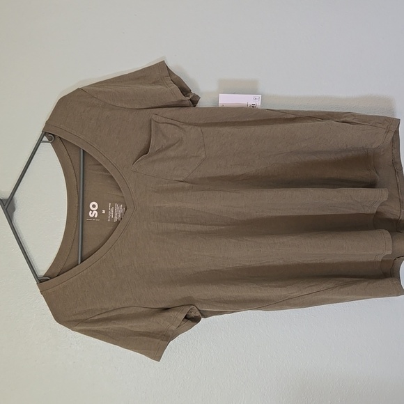 SO | Olive Green V Neck Short Sleeve Pocket Tee Size Medium NWT - Picture 2 of 5